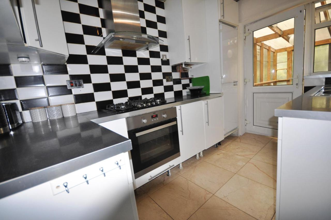 Modern 2 Bed Apartment Luton  Exterior foto